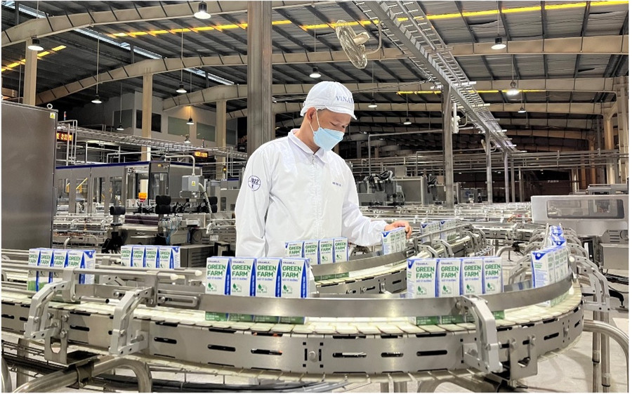 Các nhà máy sản xuất sữa nước tại Vinamilk đạt chứng nhận đăng ký từ FDA, các tiêu chuẩn như EU Organic, FSSC 22000, ISO 9001, Halal…