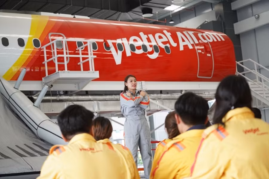 Mô hình mô phỏng tàu bay, cửa thoát hiểm hiện đại phục vụ giờ thực hành của học viên.