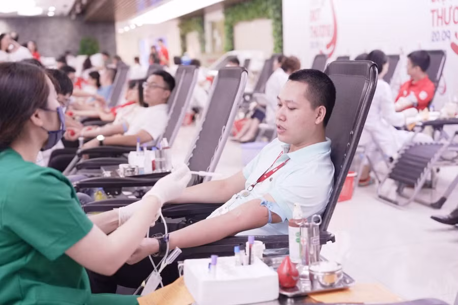 Cán bộ nhân viên TNG Holdings Vietnam tham gia hiến máu tại ngày hội “Giọt Thương”