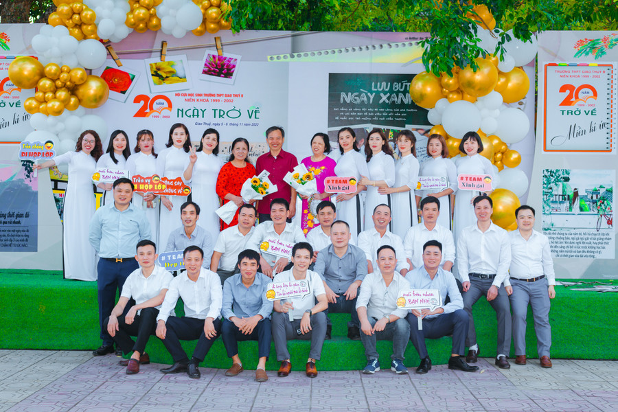 Nhiều thế hệ học sinh đã ra trường tề tựu về mái trường xưa trong những ngày diễn ra các lễ kỷ niệm của Nhà trường và ngành giáo dục.