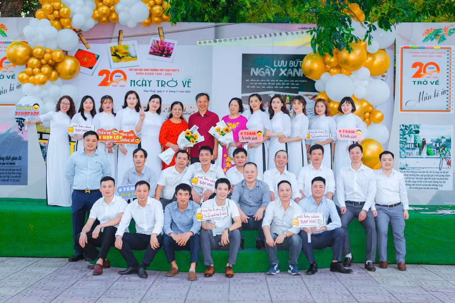 Nhiều thế hệ học sinh đã ra trường tề tựu về mái trường xưa trong những ngày diễn ra các lễ kỷ niệm của Nhà trường và ngành giáo dục.