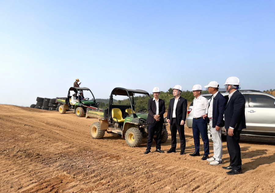 Ông Đỗ Vinh Quang, Phó Chủ tịch HĐQT kiêm Phó Tổng Giám đốc T&amp;T Group (thứ hai từ trái qua) khảo sát công trường xây dựng sân golf Văn Lang Empire tại Tam Nông - Phú Thọ nhân dịp khánh thành Học viện T&amp;T Golf Academy.
