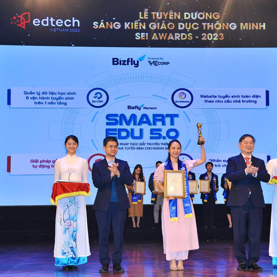 CEO Nguyễn Thùy Dung - đại diện Bizfly Martech nhận giải “Sáng kiến giáo dục thông minh” CEO Nguyễn Thùy Dung - đại diện Bizfly Martech nhận giải “Sáng kiến giáo dục thông minh”
