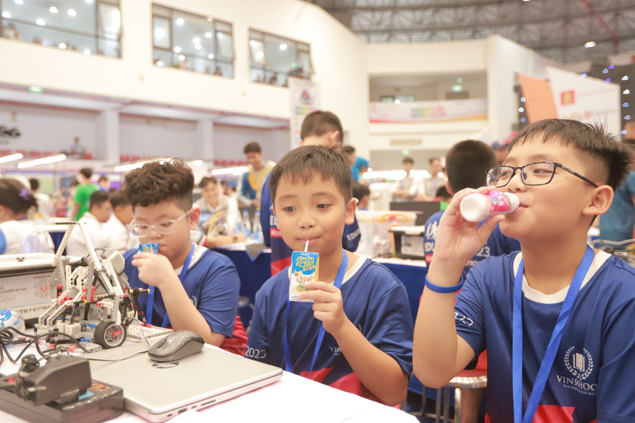 Sữa Vinamilk SuSu với vị chua chua ngọt ngọt tiếp thêm năng lượng cho các “tuyển thủ nhí”. Sữa Vinamilk SuSu với vị chua chua ngọt ngọt tiếp thêm năng lượng cho các “tuyển thủ nhí”.