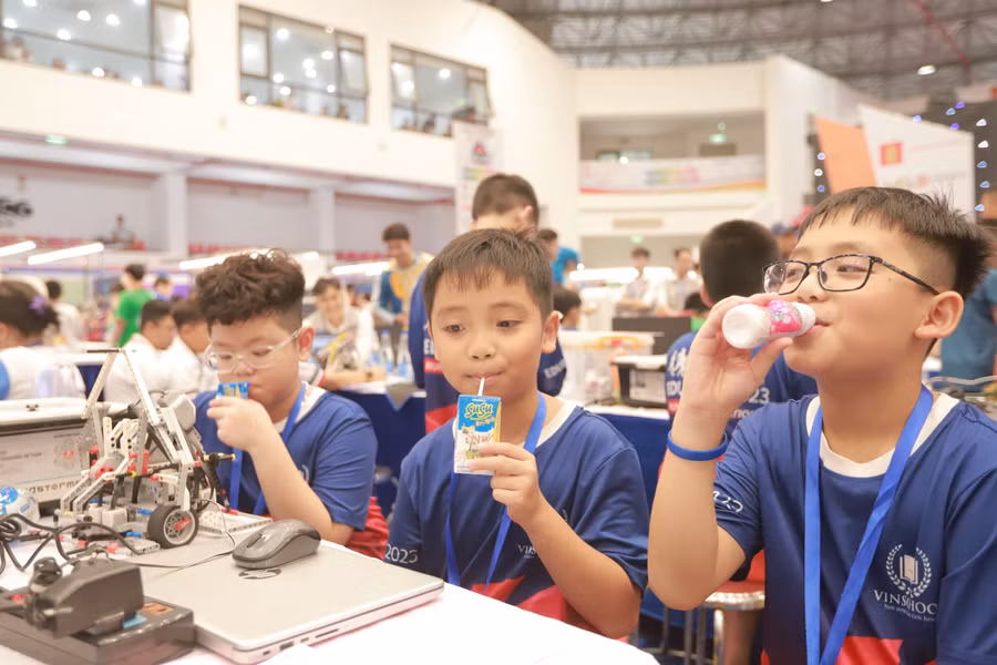 Sữa Vinamilk SuSu với vị chua chua ngọt ngọt tiếp thêm năng lượng cho các “tuyển thủ nhí”.