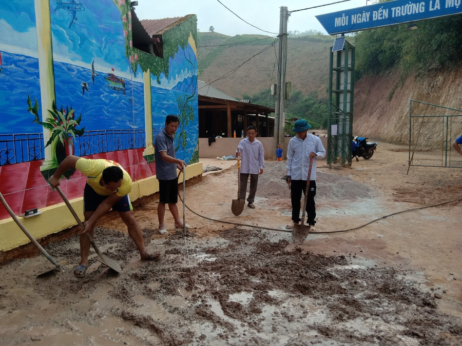 Giáo viên nhà trường tham gia xã hội hóa xây dựng cơ sở vật chất. Giáo viên nhà trường tham gia xã hội hóa xây dựng cơ sở vật chất.