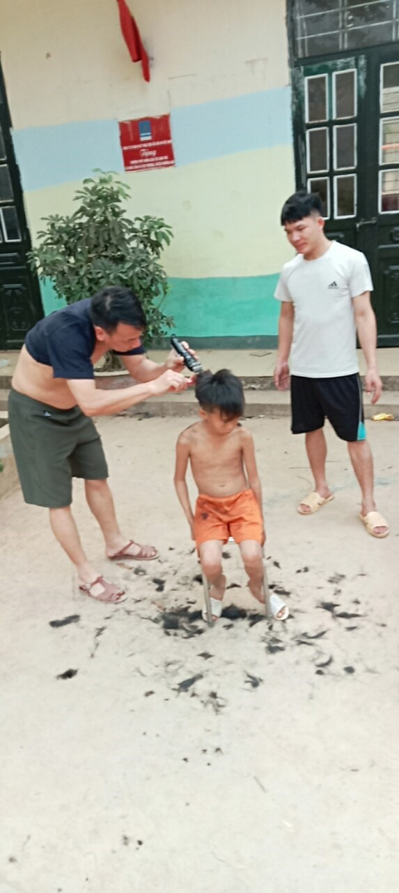 Thầy Vũ Quang Huy – Hiệu trưởng nhà trường cắt tóc cho học sinh nội trú. Thầy Vũ Quang Huy – Hiệu trưởng nhà trường cắt tóc cho học sinh nội trú.