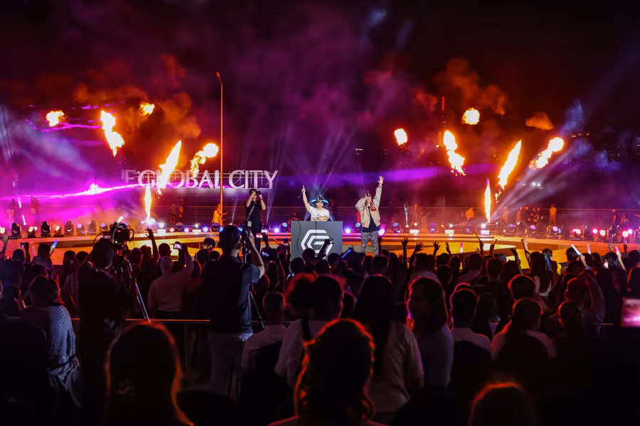 Màn biểu diễn kết hợp đầy cảm xúc giữa Bằng Kiều – Thu Phương – Hà Anh Tuấn kết hợp nhạc nước và pháo hoa rực rỡ đánh dấu thời khắc đầu tiên của năm mới 2023.