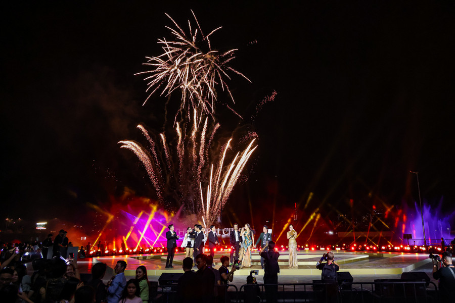 Lần đầu tiên tổ chức, Luxury Countdown Party mang lại những cảm xúc ấn tượng, thu hút hàng ngàn người đến với Trung tâm mới.
