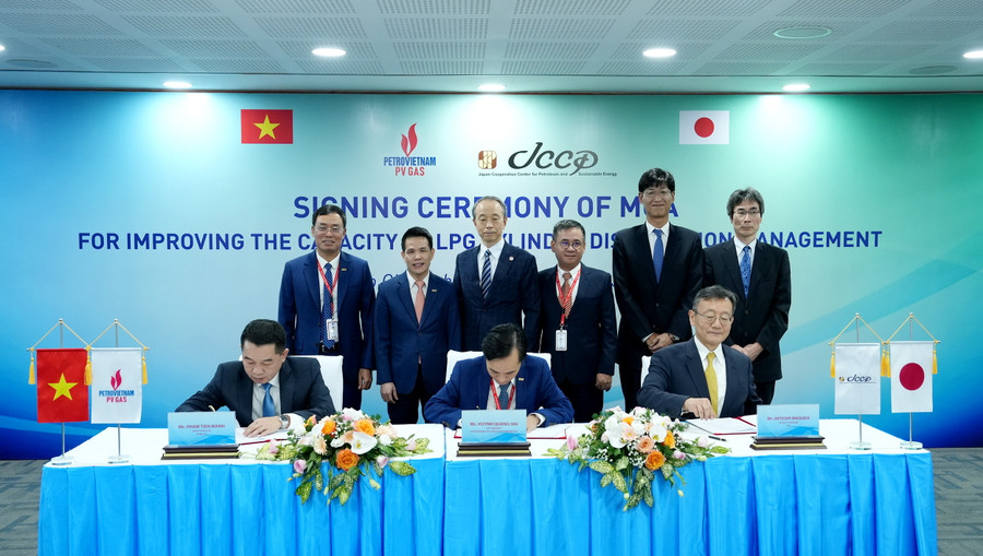 Đại diện của JCCP, PV GAS và PV GAS LPG thực hiện nghi thức ký kết thỏa thuận trước sự chứng kiến của các đại biểu.