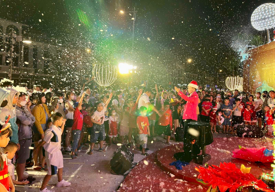 Tiết mục ảo thuật đặc sắc nhận được sự tương tác, thích thú của rất nhiều cháu nhỏ Tiết mục ảo thuật đặc sắc nhận được sự tương tác, thích thú của rất nhiều cháu nhỏ