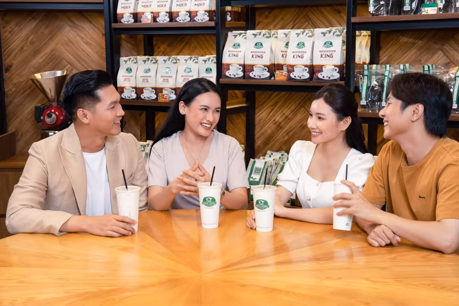 Khách hàng trải nghiệm sản phẩm Phúc Long Khách hàng trải nghiệm sản phẩm Phúc Long