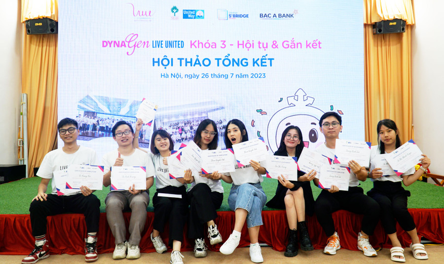 8 thành viên nhóm dự án Guardian of Childhood là các bạn trẻ đến từ nhiều trường đại học tại Hà Nội.