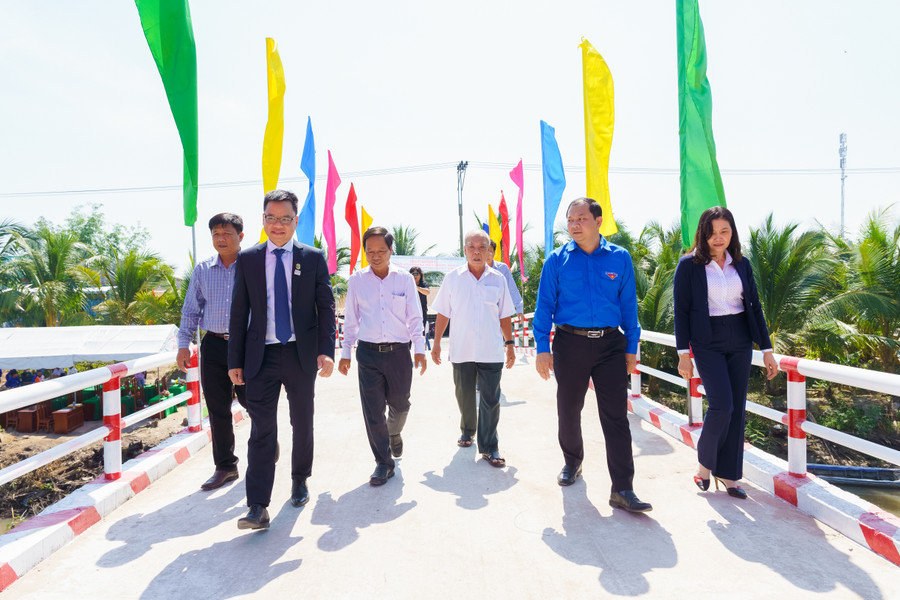 Việc hoàn thành những công trình cầu bê-tông kiên cố không chỉ giúp nối liền giao thông nông thôn mà còn là cơ sở để phát triển giao thương, kinh tế Việc hoàn thành những công trình cầu bê-tông kiên cố không chỉ giúp nối liền giao thông nông thôn mà còn là cơ sở để phát triển giao thương, kinh tế