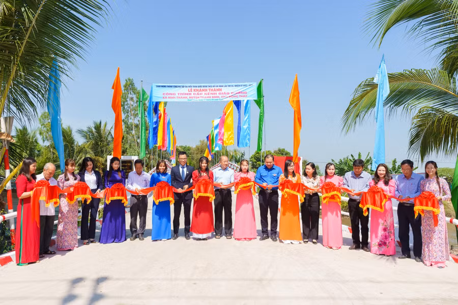 Cầu Kênh Giáo Đường tại xã Bình Thành (tỉnh Đồng Tháp) chính thức được khánh thành vào sáng ngày 17/2