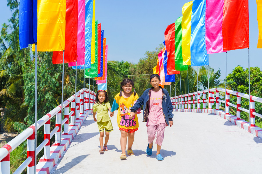 Sự vui mừng, phấn khởi của người dân và trẻ em tại địa phương khi có thêm cây cầu khang trang và rộng rãi để đi lại Sự vui mừng, phấn khởi của người dân và trẻ em tại địa phương khi có thêm cây cầu khang trang và rộng rãi để đi lại