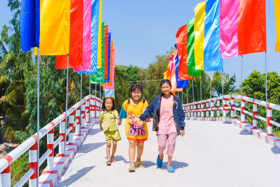 Sự vui mừng, phấn khởi của người dân và trẻ em tại địa phương khi có thêm cây cầu khang trang và rộng rãi để đi lại