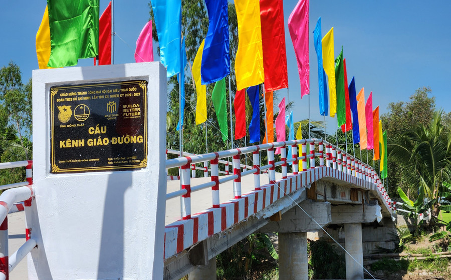 Cây cầu kiên cố được đưa vào sử dụng giúp người dân đi lại, vận chuyển hàng hóa dễ dàng và an toàn hơn, đặc biệt trong mùa nước lũ. Cây cầu kiên cố được đưa vào sử dụng giúp người dân đi lại, vận chuyển hàng hóa dễ dàng và an toàn hơn, đặc biệt trong mùa nước lũ.