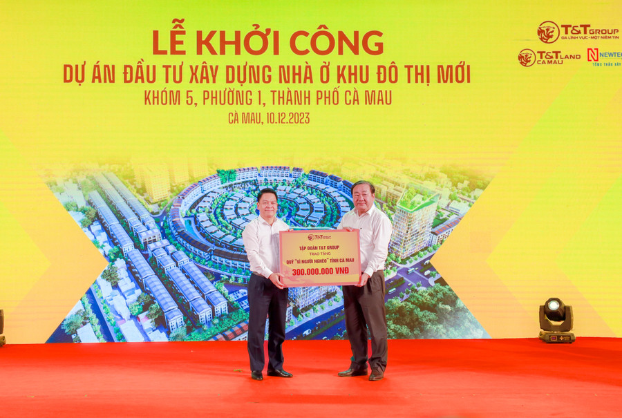 Ông Nguyễn Ngọc Nghị, Thành viên HĐQT, Phó Tổng Giám đốc Tập đoàn T&T Group (bên trái) trao biển ủng hộ Quỹ Vì người nghèo tỉnh Cà Mau 300 triệu đồng cho ông Trần Văn Hiện, Chủ tịch Uỷ ban MTTQ Việt Nam tỉnh Cà Mau (bên phải). Ông Nguyễn Ngọc Nghị, Thành viên HĐQT, Phó Tổng Giám đốc Tập đoàn T&T Group (bên trái) trao biển ủng hộ Quỹ Vì người nghèo tỉnh Cà Mau 300 triệu đồng cho ông Trần Văn Hiện, Chủ tịch Uỷ ban MTTQ Việt Nam tỉnh Cà Mau (bên phải).