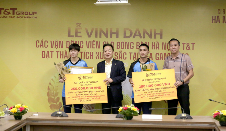 Doanh nhân Đỗ Quang Hiển trao thưởng cho các vận động viên CLB bóng bàn Hà Nội T&amp;T đạt thành tích xuất sắc tại SEA Games 32.