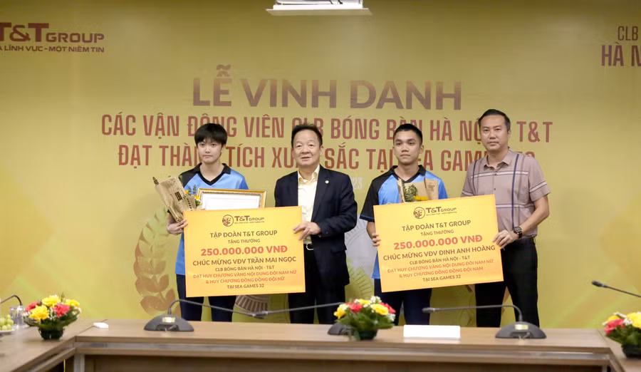Doanh nhân Đỗ Quang Hiển trao thưởng cho các vận động viên CLB bóng bàn Hà Nội T&amp;T đạt thành tích xuất sắc tại SEA Games 32.