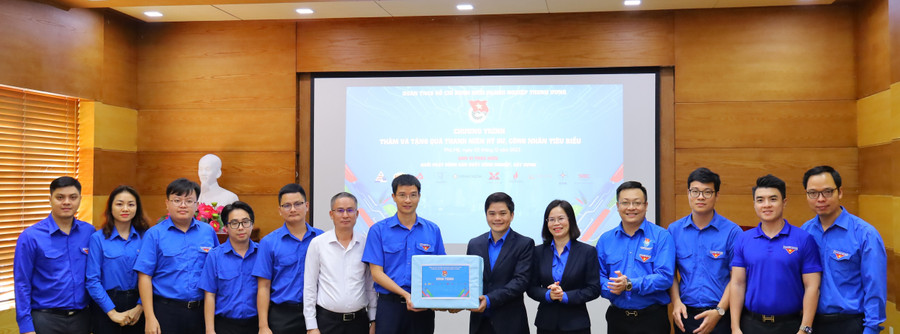 Đồng chí Nguyễn Văn Thuấn - Bí thư Đoàn Tập đoàn Than Khoáng sản Việt Nam trao quà của Khối Sản xuất – Công nghiệp – Xây dựng Đồng chí Nguyễn Văn Thuấn - Bí thư Đoàn Tập đoàn Than Khoáng sản Việt Nam trao quà của Khối Sản xuất – Công nghiệp – Xây dựng