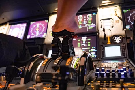 Cận cảnh các thiết bị hiện đại trong buồng lái giả định SIM.