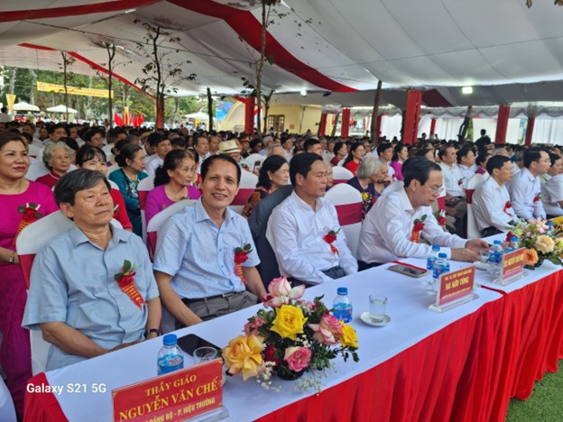 Các đại biểu và cựu học sinh tham dự buổi lễ.