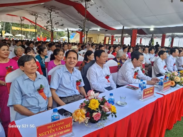 Các đại biểu và cựu học sinh tham dự buổi lễ.