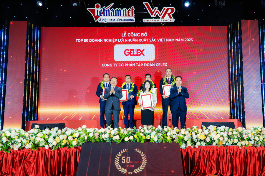 Bà Nguyễn Hồng Nhung – Giám đốc Truyền thông Tập đoàn GELEX nhận Cúp và chứng nhận Top 50 Doanh nghiệp lợi nhuận tốt nhất Việt Nam – năm 2023.