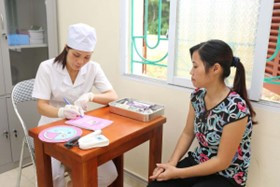 Phụ nữ xã Kim Bôi (Kim Bôi, Hòa Bình) được cán bộ y tế cơ sở tuyên truyền về chăm sóc sức khỏe sinh sản, kế hoạch hóa gia đình. Ảnh: Internet. Phụ nữ xã Kim Bôi (Kim Bôi, Hòa Bình) được cán bộ y tế cơ sở tuyên truyền về chăm sóc sức khỏe sinh sản, kế hoạch hóa gia đình. Ảnh: Internet.