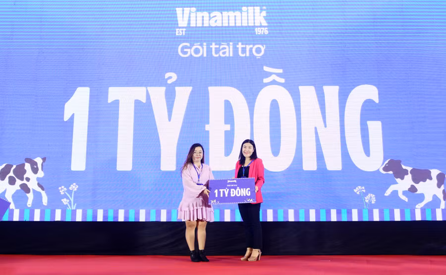 Đại diện Vinamilk trao bảng tài trợ 1 tỷ đồng cho ban tổ chức