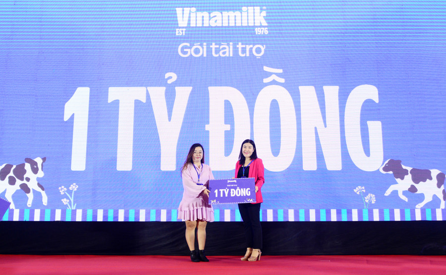 Đại diện Vinamilk trao bảng tài trợ 1 tỷ đồng cho ban tổ chức Đại diện Vinamilk trao bảng tài trợ 1 tỷ đồng cho ban tổ chức