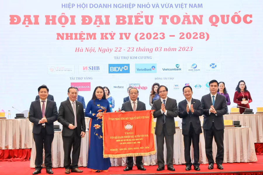 Ông Đỗ Quang Hiển - Chủ tịch UBCL Tập đoàn T&amp;T Group, Chủ tịch HĐQT Ngân hàng SHB tại Đại hội Đại biểu toàn quốc khóa IV của Hiệp hội Doanh nghiệp nhỏ và vừa Việt Nam.