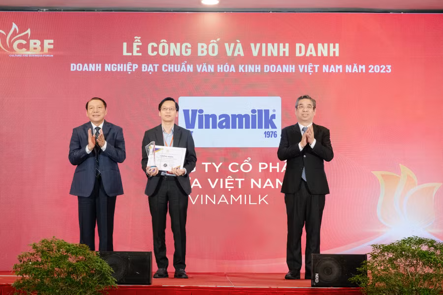 Ông Nguyễn Tường Huy – Giám đốc Nhân sự Vinamilk – nhận chứng nhận “Doanh nghiệp đạt chuẩn văn hóa kinh doanh Việt Nam năm 2023”. 