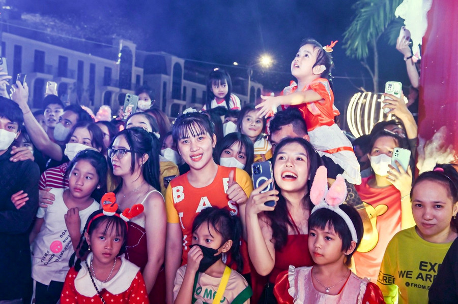 Nụ cười rạng rỡ, vui tươi của người dân Đức Hòa khi thưởng thức các tiết mục trong chương trình Nụ cười rạng rỡ, vui tươi của người dân Đức Hòa khi thưởng thức các tiết mục trong chương trình