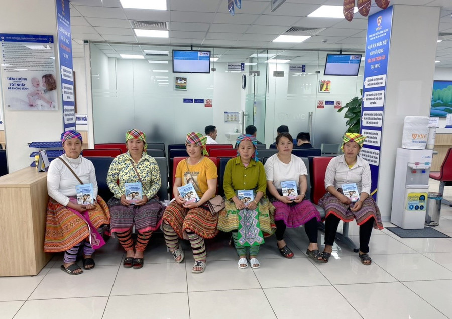 Những phụ nữ H’Mông đến VNVC Yên Bái tiêm vắc xin phòng bệnh. Ảnh: Mộc Thảo