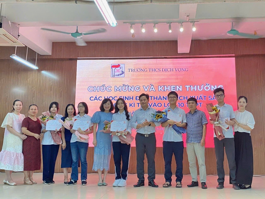 Ban Giám hiệu nhà trường cùng các thầy cô giáo, các bác phụ huynh chụp hình lưu niệm với các em học sinh đạt thành tích xuất sắc của tập thể lớp 9A8 Ban Giám hiệu nhà trường cùng các thầy cô giáo, các bác phụ huynh chụp hình lưu niệm với các em học sinh đạt thành tích xuất sắc của tập thể lớp 9A8