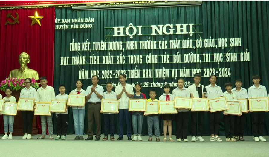 Lãnh đạo UBND huyện và Hội khuyến học huyện phát thưởng cho học sinh đạt giải cấp tỉnh, cấp quốc gia năm học 2022-2023