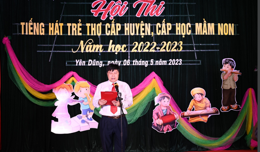 Ông Phan Thế Đông – Trưởng phòng GD&amp;ĐT phát biểu khai mạc hội thi.