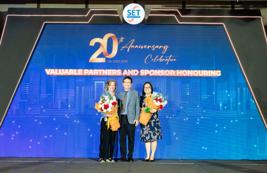 Bà Rebecca Ball - Senior Trade and Investment Commissioner, VN & Cambodia, Ông Nguyễn Đức Hải - Co-Founder Du học SET, Bà Trinh Trinh - Cơ quan Thương mại và Đầu tư Australia (Austrade) (từ trái qua) Bà Rebecca Ball - Senior Trade and Investment Commissioner, VN & Cambodia, Ông Nguyễn Đức Hải - Co-Founder Du học SET, Bà Trinh Trinh - Cơ quan Thương mại và Đầu tư Australia (Austrade) (từ trái qua)