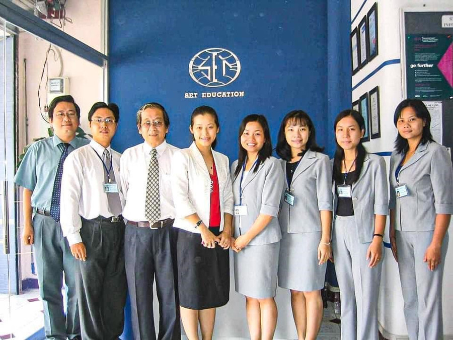 Hình ảnh văn phòng đầu tiên được thành lập năm 2003 Hình ảnh văn phòng đầu tiên được thành lập năm 2003