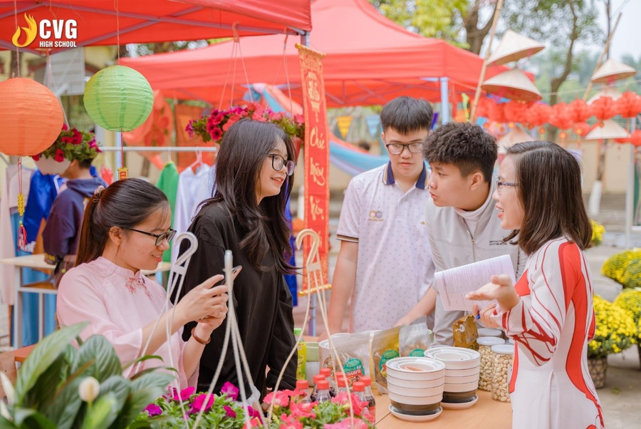 Các hoạt động ngoại khóa giúp học sinh năng động và giải tỏa được áp lực học tập. Các hoạt động ngoại khóa giúp học sinh năng động và giải tỏa được áp lực học tập.