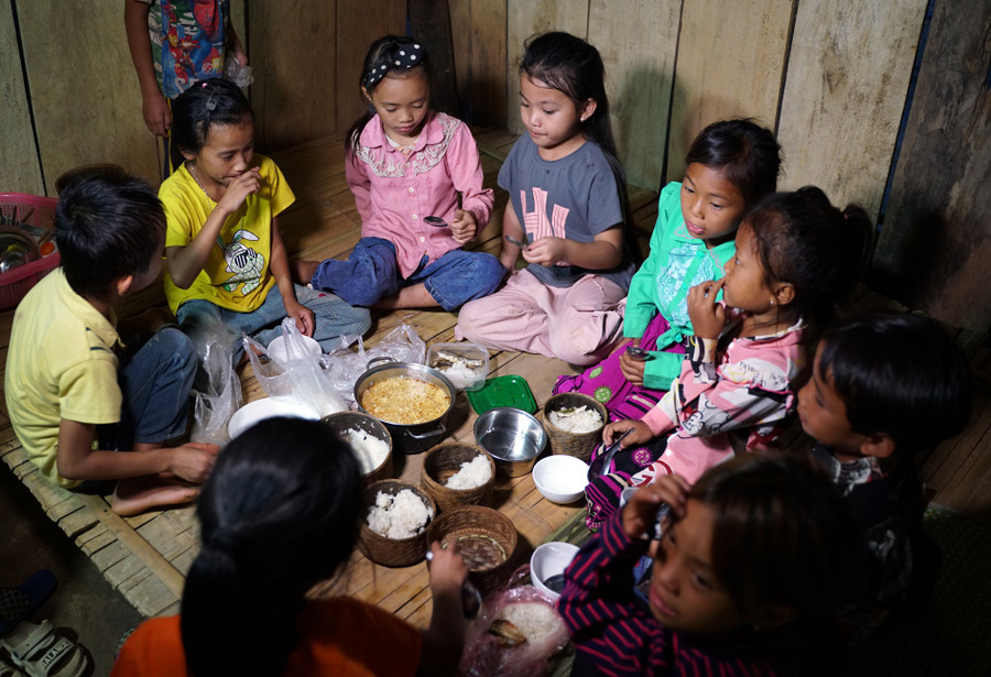 Bữa tối chỉ có cơm trắng trộn mỳ tôm, cá khô của các em học sinh Bữa tối chỉ có cơm trắng trộn mỳ tôm, cá khô của các em học sinh