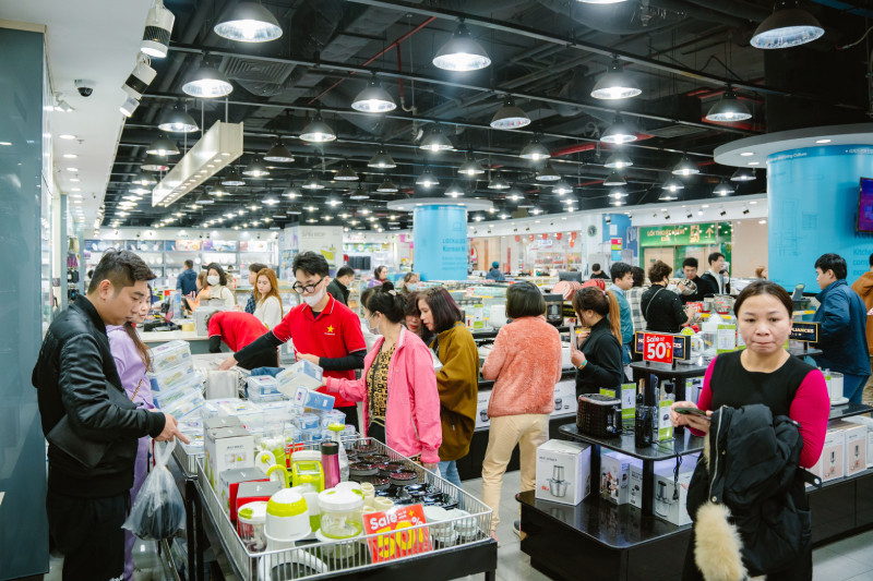 Dạo một vòng quanh TTTM cùng “một nửa yêu thương”, dễ dàng bắt gặp hàng ngàn sản phẩm cho phái nữ áp dụng khuyến mại đậm sâu