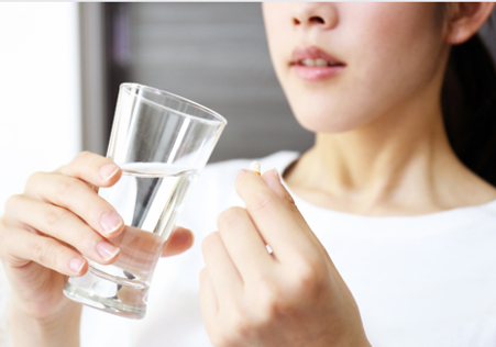 Người bị suy giáp cần uống thuốc bổ sung hormone tuyến giáp theo đúng chỉ định.