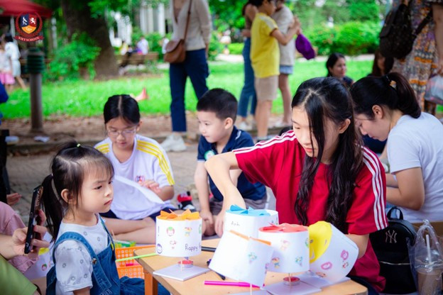 Học sinh Vietschool tự tin làm trạm trưởng các trạm trải nghiệm (Ảnh: Vietschool) Học sinh Vietschool tự tin làm trạm trưởng các trạm trải nghiệm (Ảnh: Vietschool)