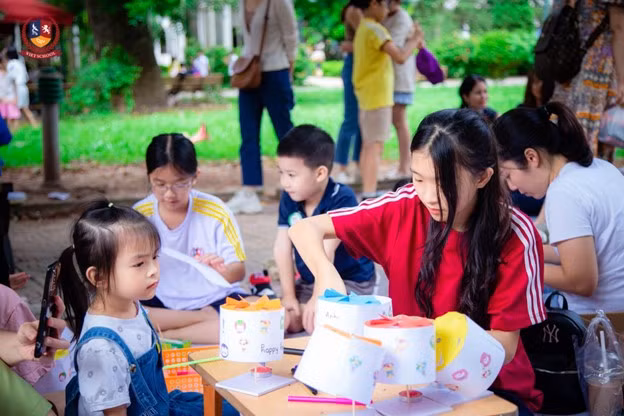 Học sinh Vietschool tự tin làm trạm trưởng các trạm trải nghiệm (Ảnh: Vietschool)