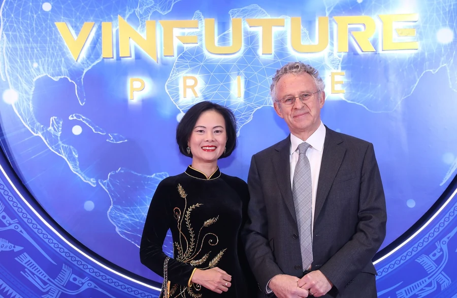 GS Nguyễn Thục Quyên và GS Sir Richard Henry Friend (chủ tịch Hội đồng Giải thưởng VinFuture) tại Lễ Trao giải VinFuture ngày 20/12/2022