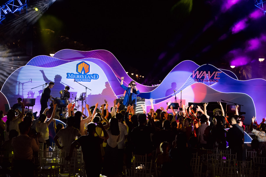 Khán giả hòa nhịp cùng nghệ sĩ tạo những bản phối ấn tượng. Khán giả hòa nhịp cùng nghệ sĩ tạo những bản phối ấn tượng.